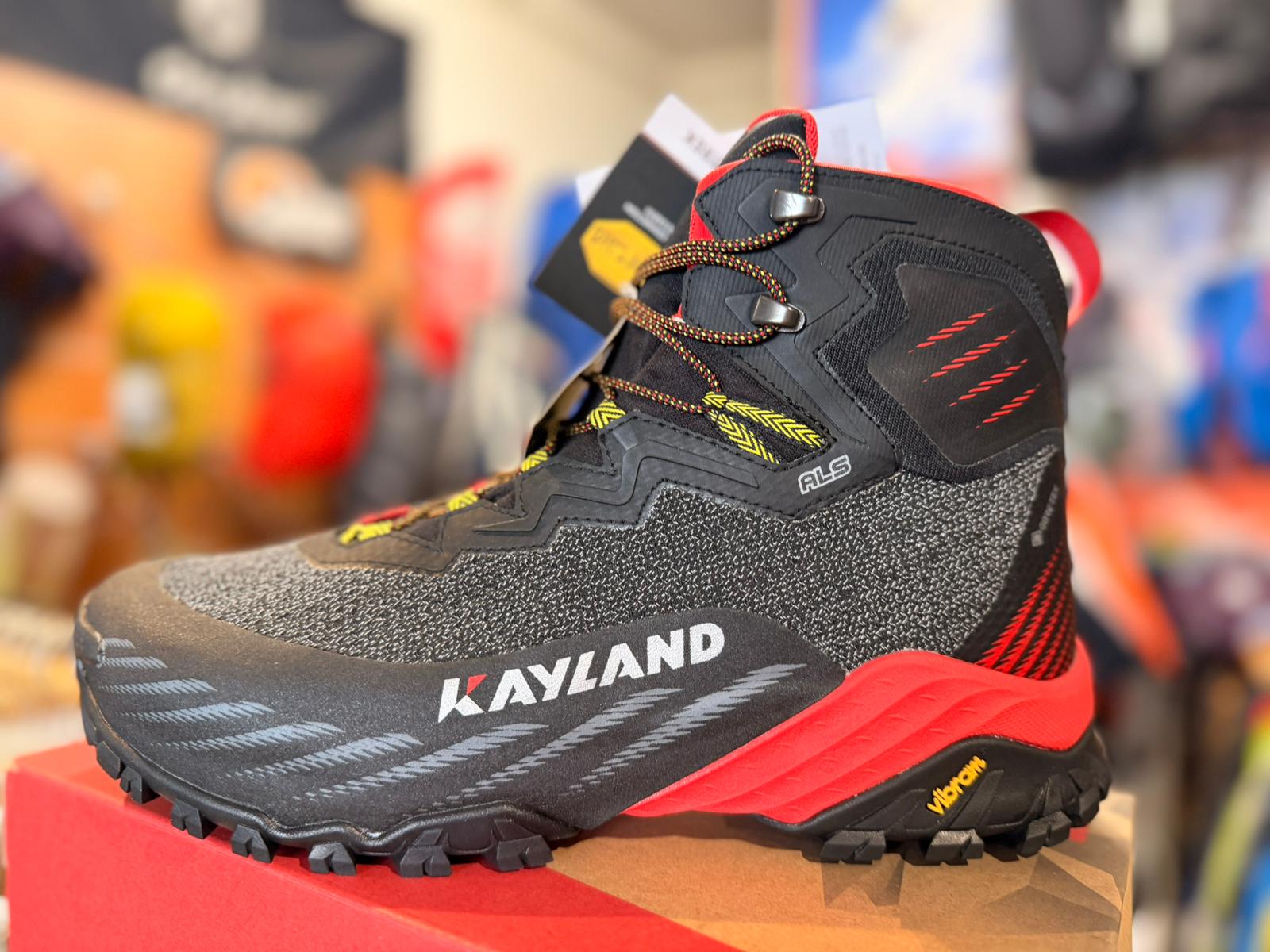 Chaussure Kayland noire rouge, vue de profil